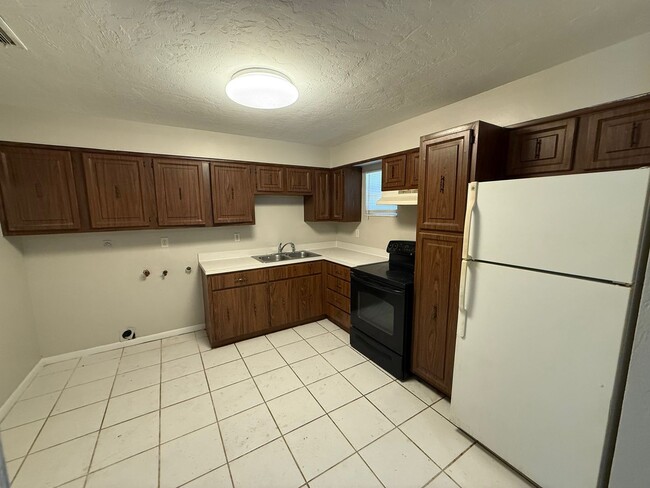 Building Photo - Cute 3/1 with Fenced Yard!