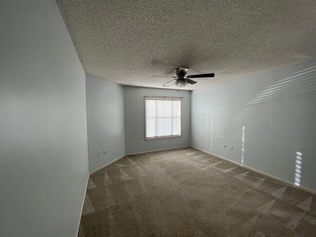 Building Photo - Coming Soon! Breezewood Condo, 2 Brd/2bath Screen Porch! LVP wood flooring, Center of Wilmington!