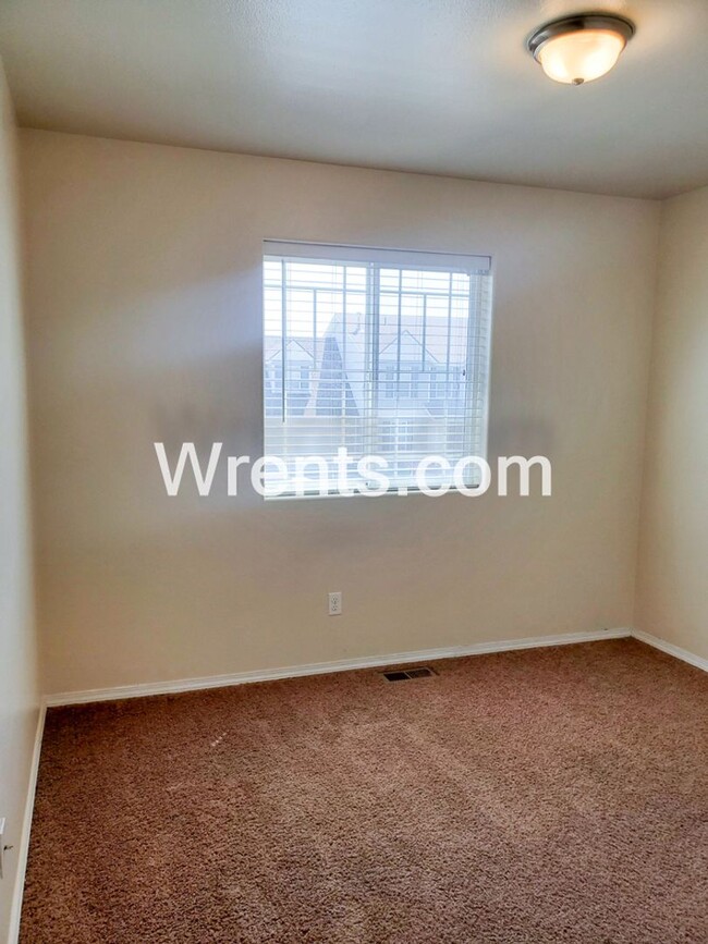 Building Photo - Beautiful 2 Story Home!