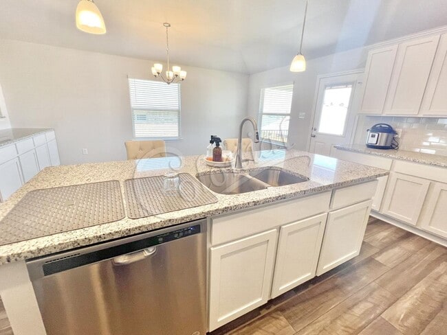 Building Photo - AVAILABLE BEGINNING OF MAY, APPLY TODAY ON OUR WEBSITE!