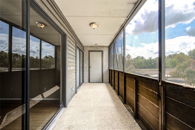 Building Photo - 3055 Walnut Bend Ln