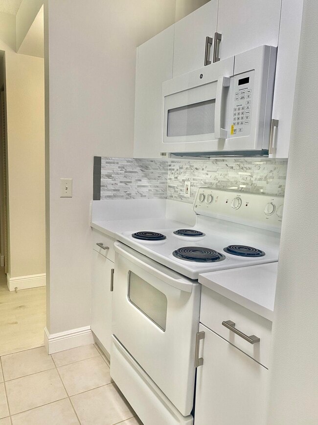 Building Photo - 630 S Sapodilla Ave