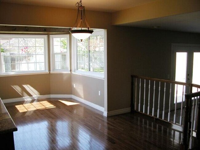 Building Photo - 485 Meadowbrook Dr