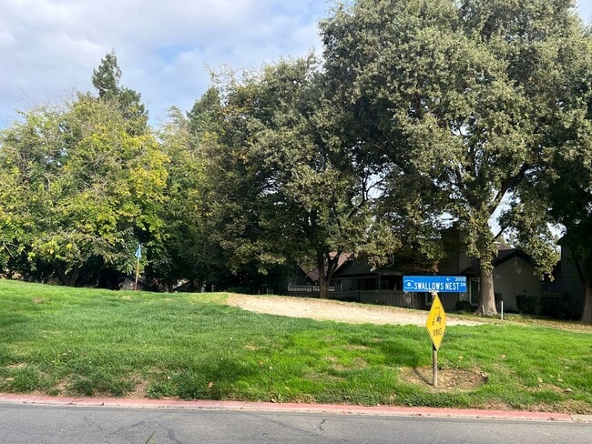 Building Photo - Spacious Townhome in Swallows Nest Country Club