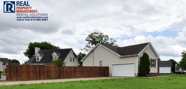 Building Photo - Adorable 3-bedroom home in Murfreesboro on a corner lot! Attached garage and washer and dryer hoo...