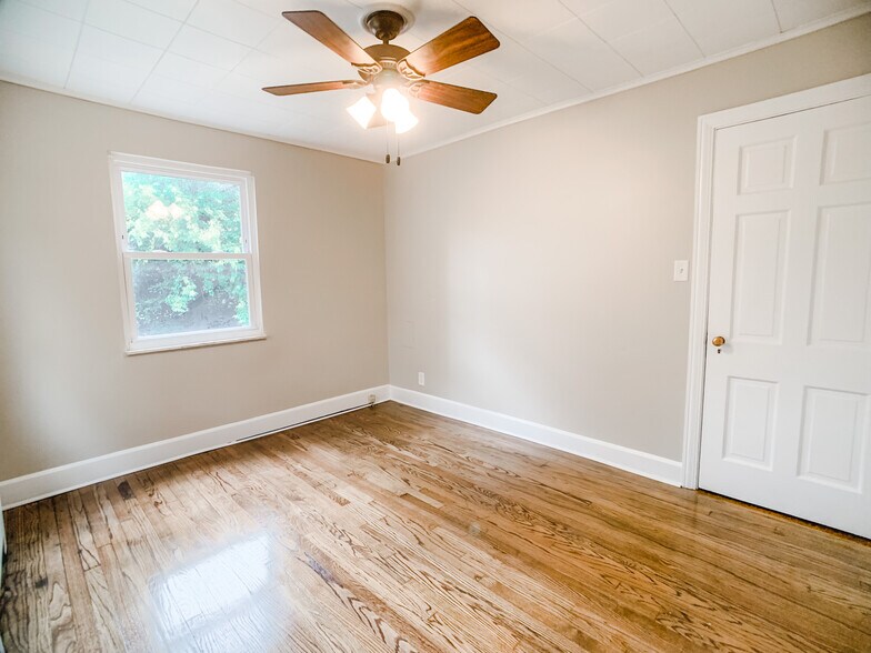 Small Bedroom #1 - 6260 Rogers Park Plz