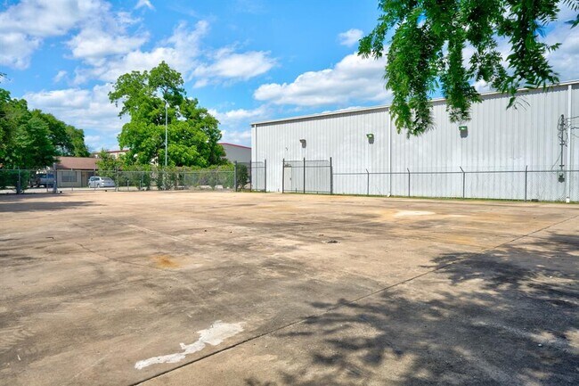 Building Photo - 914 Oak Glen Dr