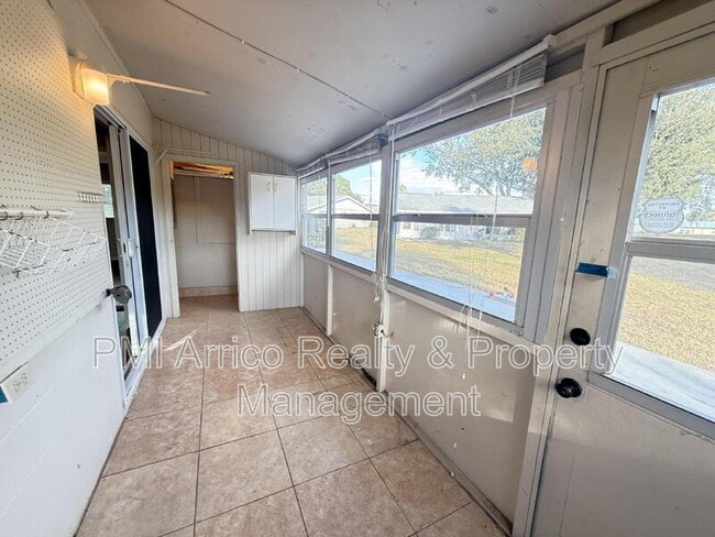 Building Photo - 2202 Clubhouse Dr