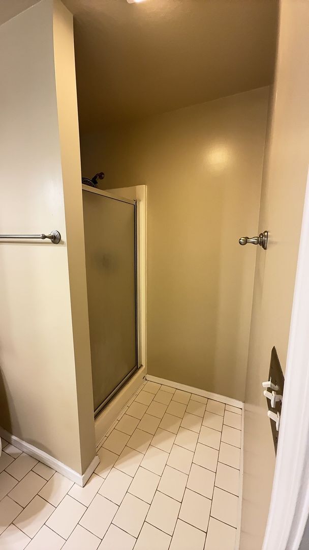 Building Photo - Welcome to this charming 3-bedroom, 2-bath...