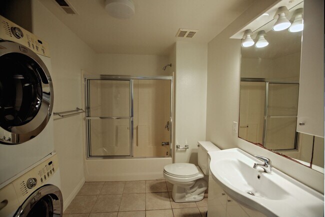 Building Photo - Gorgeous 3rd floor Corner Unit 3Bed/2Bath in Oceanside
