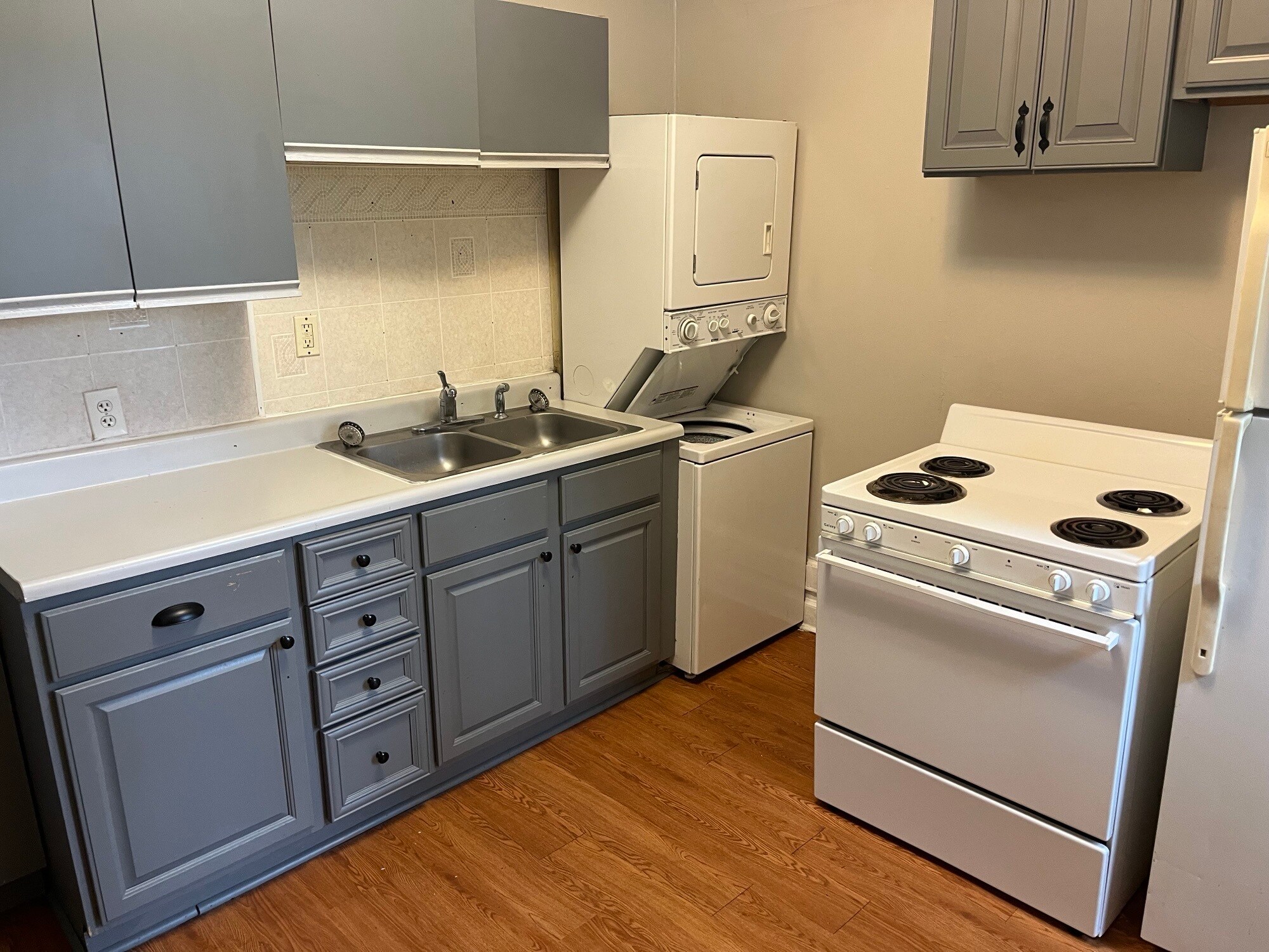 Building Photo - 120 1st St