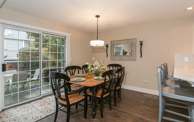 Building Photo - Spacious Double Primary Home in West Linn