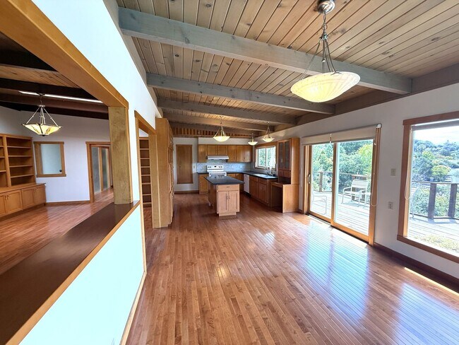 Building Photo - SPACIOUS  FOUR BED / THREE BATH SAN RAFAEL...