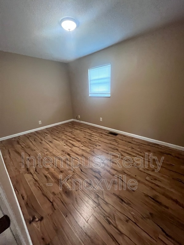 Building Photo - 405 Iroquois Ln