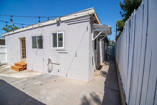 Building Photo - 156 W Linden Ct