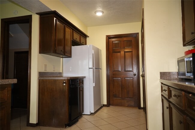Building Photo - 9948 Twin Shores Dr