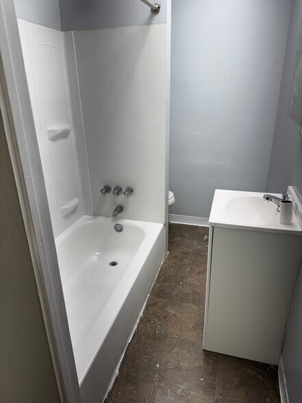 Building Photo - 559 N 63rd St