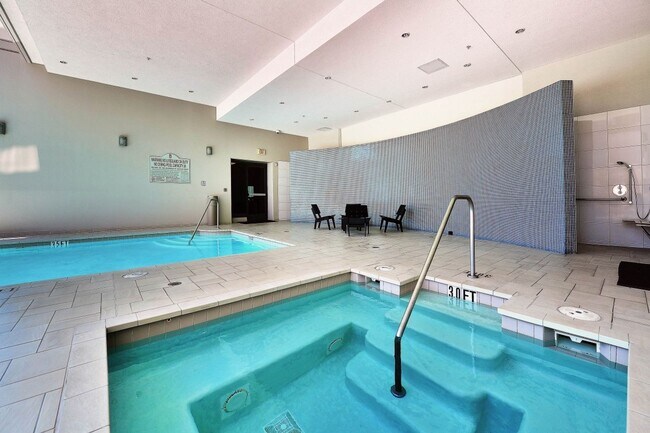 Building Photo - Beautiful upgraded condo Downtown w/ Washe...