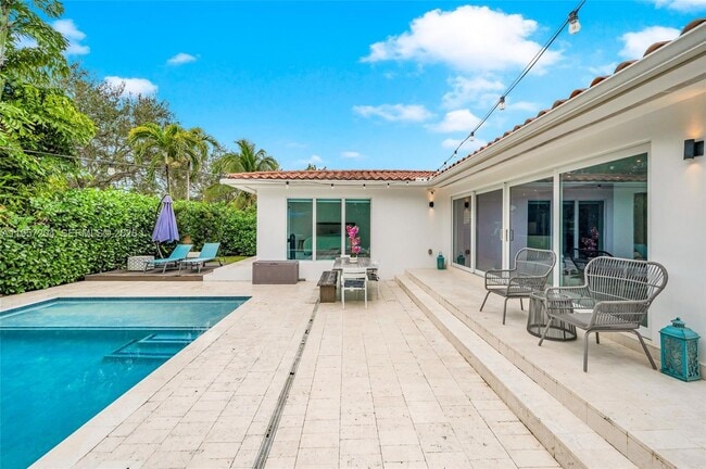 Building Photo - 1080 NE 104th St