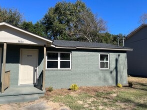 Building Photo - 2 Bed 1 Bath Duplex