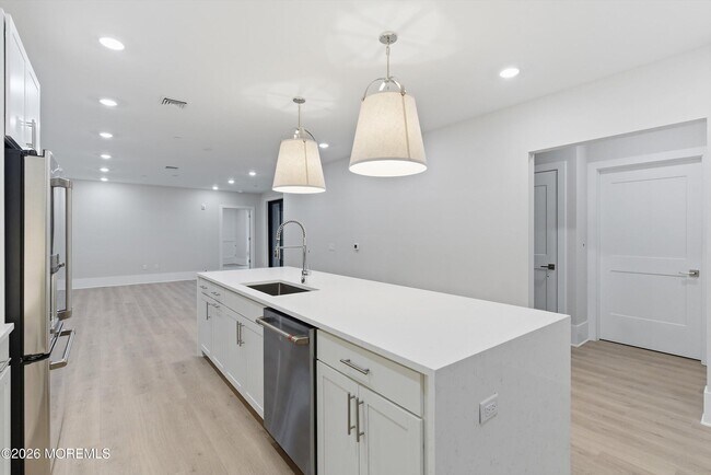 Building Photo - 215 2nd Ave