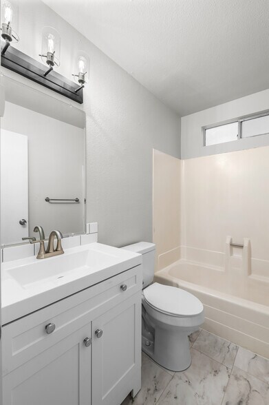 Bathroom - 2104 Rosamond Ave Apt 3