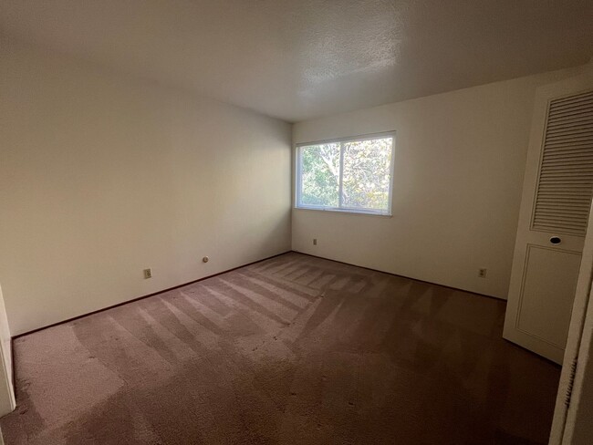 Building Photo - Spacious 4bed 2bath home available now!