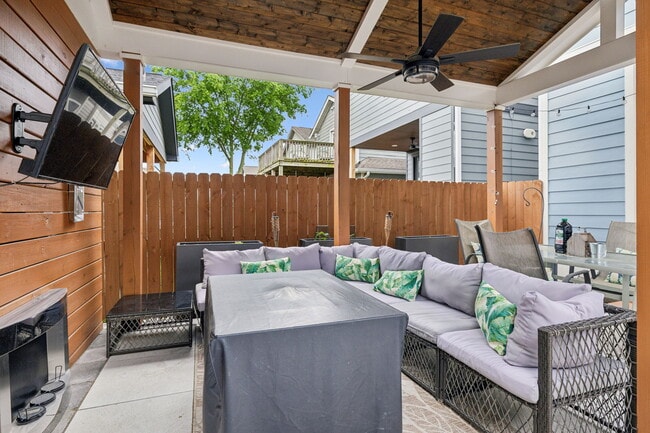 Building Photo - 6216B California Ave