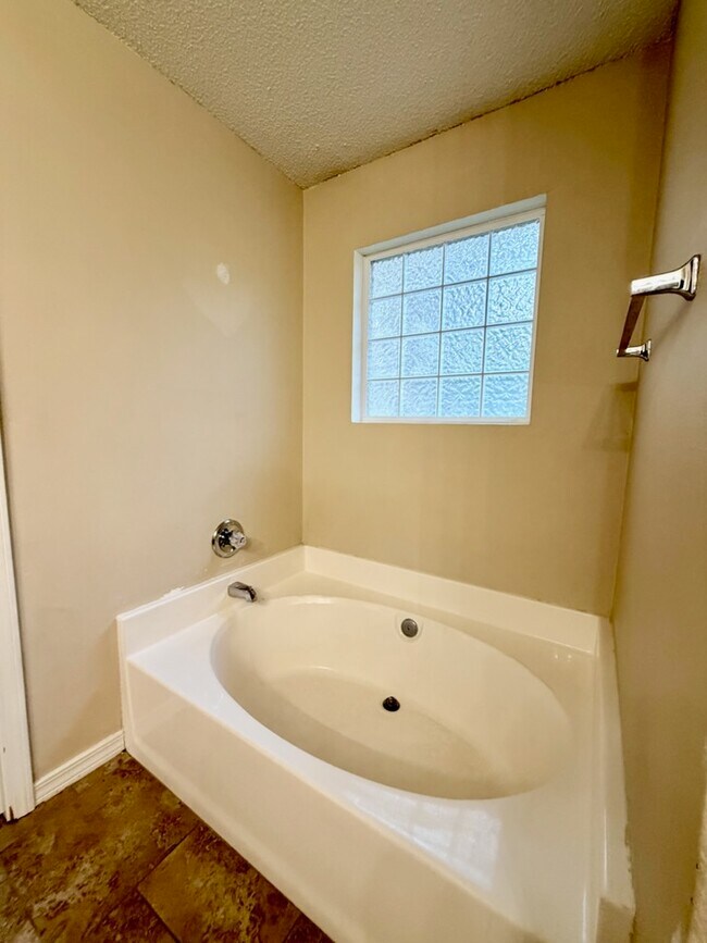 Building Photo - 2070 Catline Cir