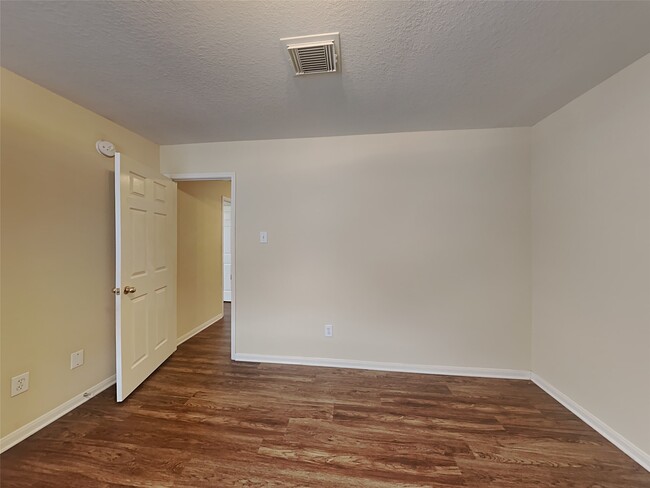 Building Photo - 1913 Plum Falls Ln