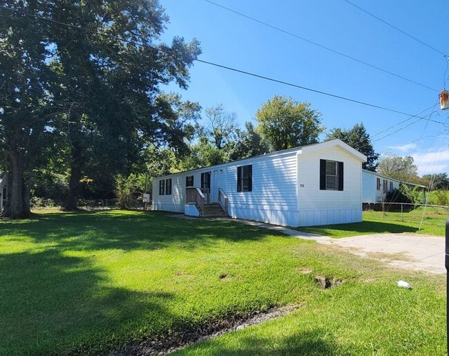 Building Photo - Available Now! 124 Littleton-Midway Park. $300 Off 1st Month's Rent!