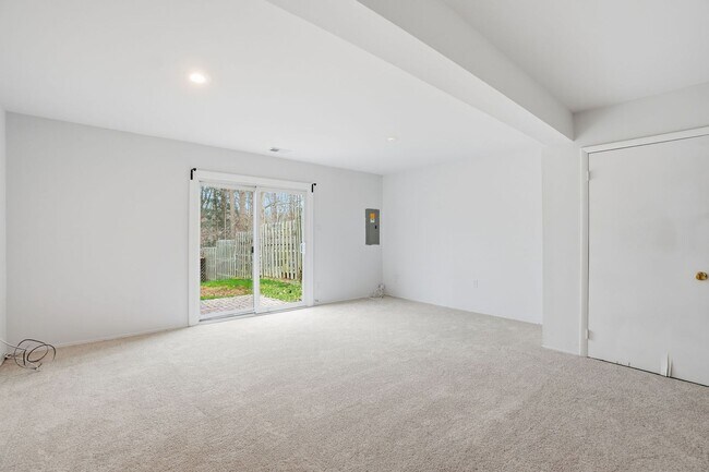 Building Photo - Welcome home to this charming three-level townhouse in the heart of Springfield!