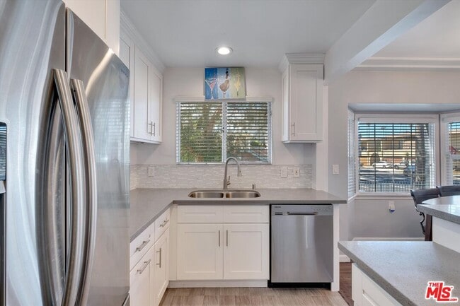 Building Photo - 601 E 97th St