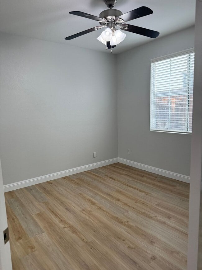 Building Photo - Close to Camp Pendelton Spacious 6-bedroom...