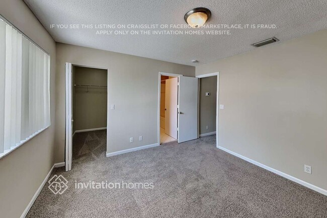 Building Photo - 4728 SW 13th Pl