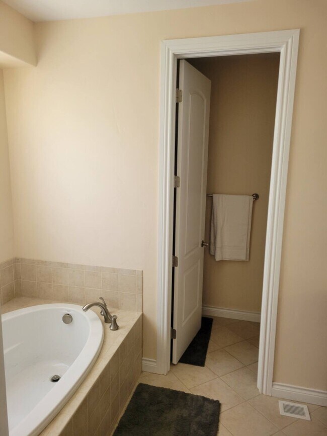 Building Photo - 6980 Wildridge Rd