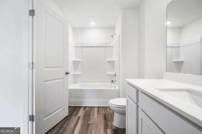 Building Photo - 102 Saginaw Ct