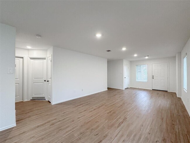 Building Photo - 1515 Las Cuevas Dr