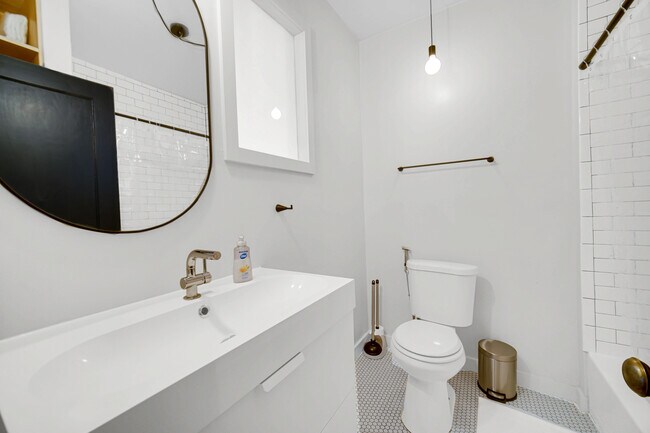 Building Photo - 1510 W Cullerton St