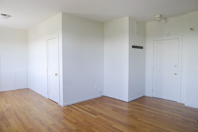 Building Photo - 11000 E Jefferson Ave