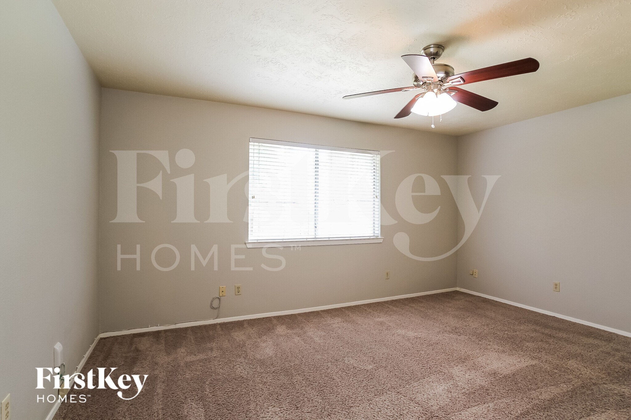 Building Photo - 2118 Knollbrook Ln