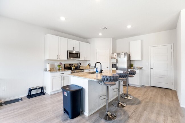 Building Photo - Charming Home Awaits: Spacious & Modern Living in a Prime Location