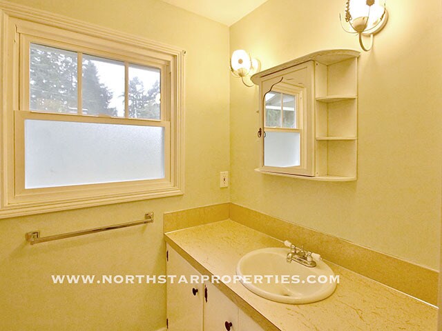 Building Photo - Great Lake Oswego Home Walking Distance to Everything