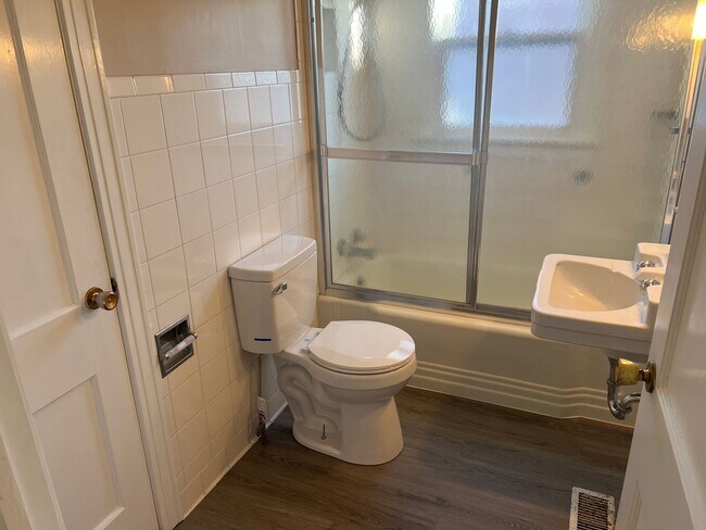 Building Photo - a charming 3 Bed 2 Bath House