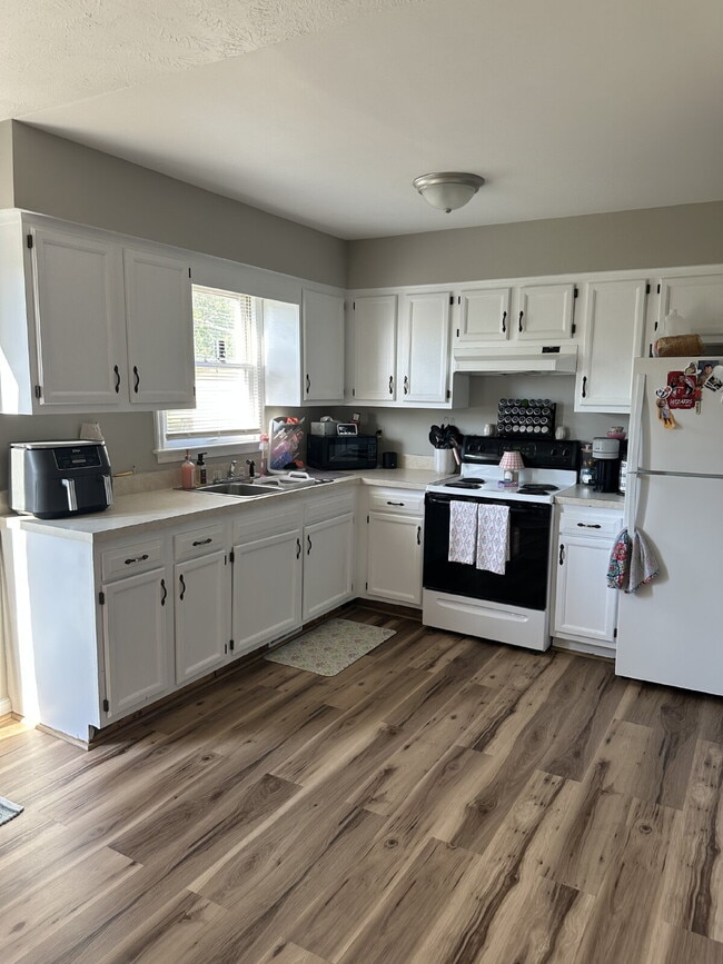 Building Photo - Newly Renovated 2-Bedroom Townhouse in Front Royal _ Pet Friendly well maintained home.