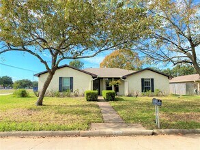 Building Photo - 803 Dogwood Ln