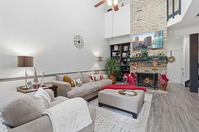 Building Photo - 10819 Crown Colony Dr