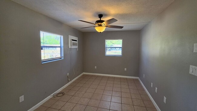 Building Photo - Studio garage apartment