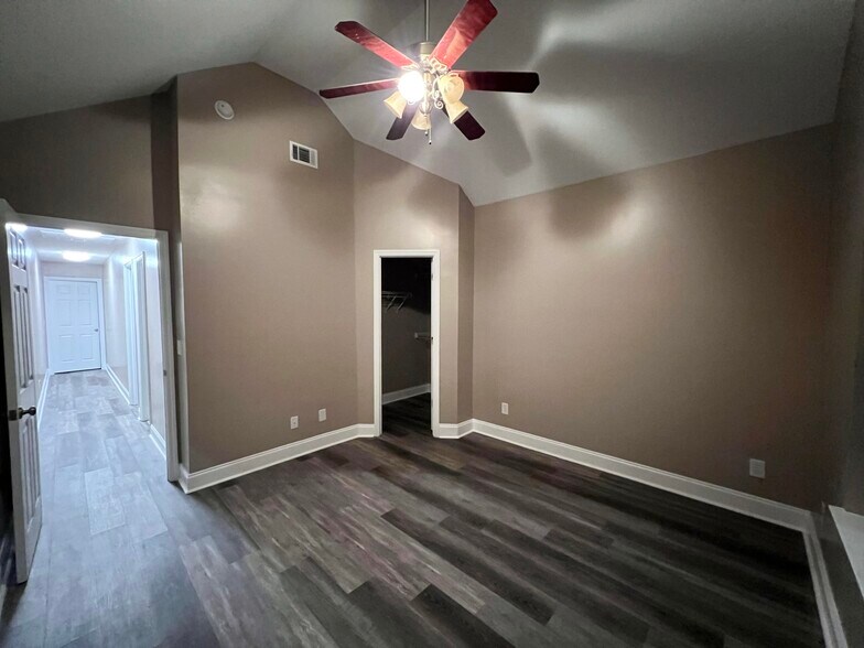 Building Photo - 112 Creekview Trl
