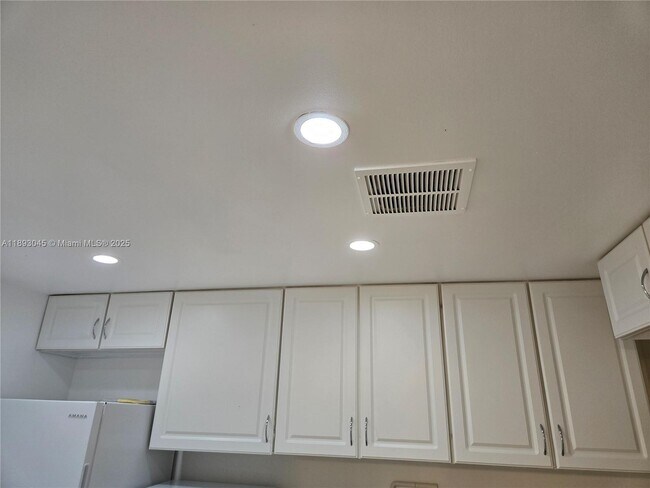 Building Photo - 3730 Inverrary Dr